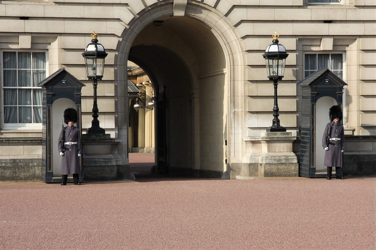 queens guards at main entrance to buckingham palace london 