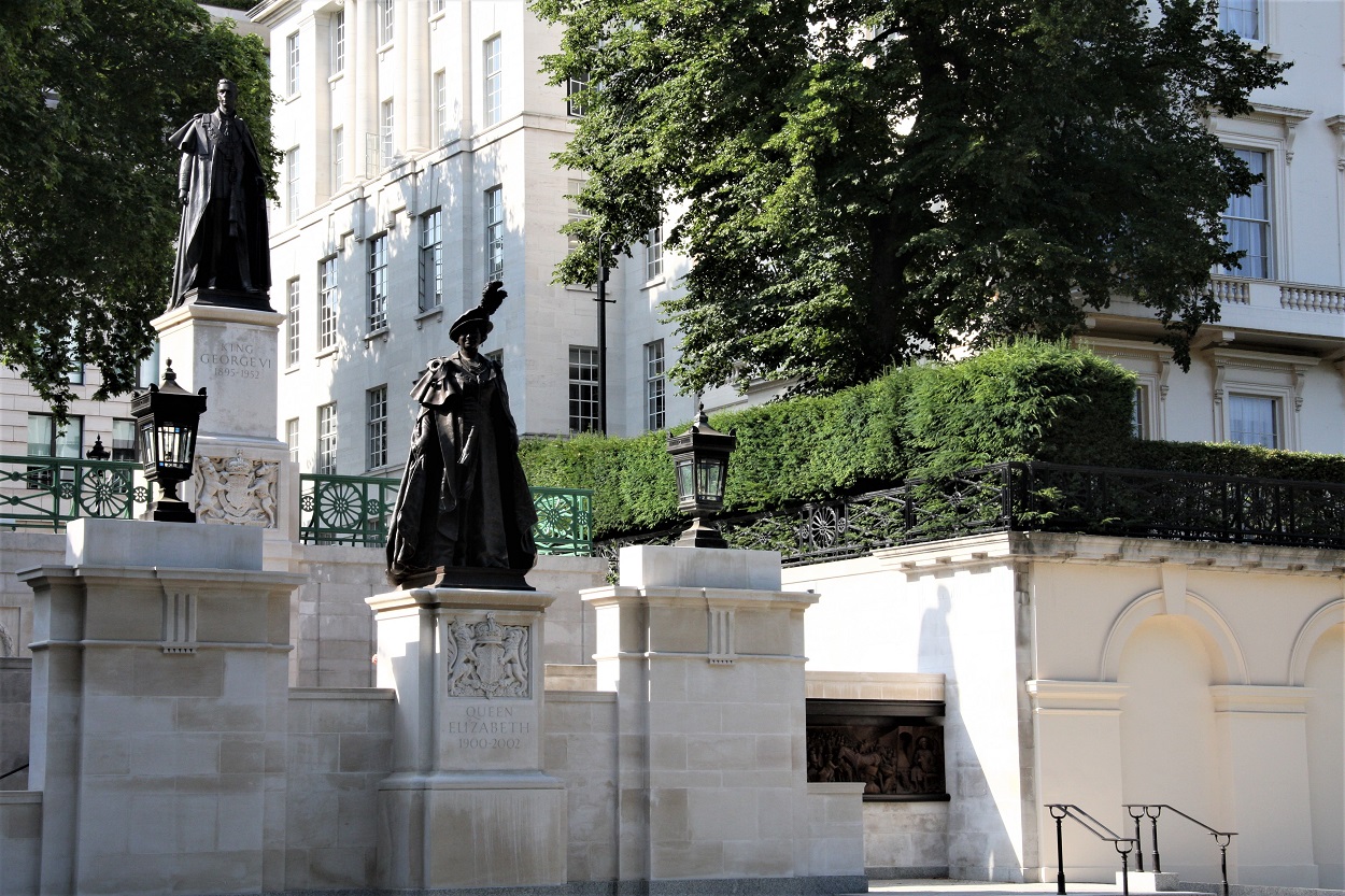 king george vi and queen elizabeth memorial the mall london 